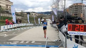 Revive la llegada a meta de los corredores de la 'I Carrera de las Mujeres' de Pamplona