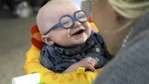 La tierna reacción de un bebé de 4 meses al ver por primera vez a su madre