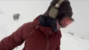 Grab&oacute; sin querer c&oacute;mo casi es alcanzada por un oso mientras esquiaba