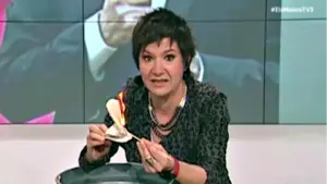 Una periodista quema una Constituci&oacute;n en directo en TV3