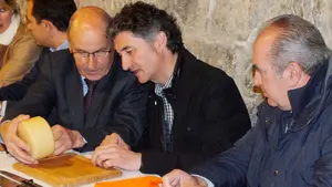 El cineasta navarro Patxi Úriz corta el primer queso Idiazábal de la temporada en Pamplona