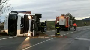 Retenciones en la N-121 a la altura de Barásoain al volcar un camión