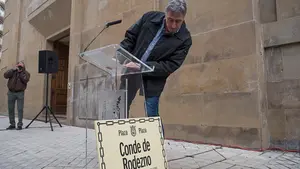 'Show' de Asirón para poner la placa de la plaza de la Libertad, nombre que Bildu se negó a aprobar