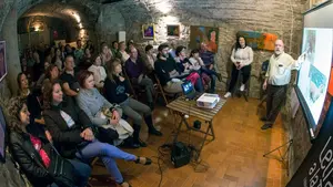 Cincuenta personas asisten en Tudela a la primera sesión del ciclo de la UPNA 'Ciencia en el bar'