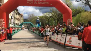 Revive la llegada a meta de los corredores de la 'Carrera hiru-Herri' y las palabras de los ganadores