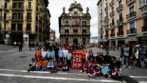 Los niños del Colegio Público de Buztintxuri celebran el triunfo de su cartel
