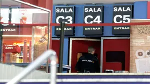 Hallan una mujer fallecida desde hace días en la salida de emergencia de un céntrico cine 