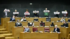 Los parlamentarios de Bildu impiden hablar a los del PP con carteles de Tortura con el apoyo de Podemos