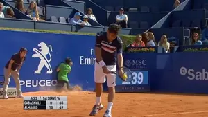 El tortazo que se dio un recogepelotas del Torneo Conde de Godó se vuelve viral