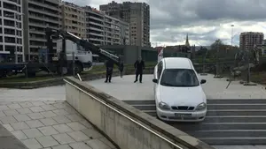 Sorpresa en Pamplona por el rescate de un coche a punto de caer por unas escaleras en la Vuelta del Castillo