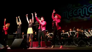 La Pamplonesa, Javier Erro y Amaia Romero ponen el Gayarre en pie a ritmo de Mecano