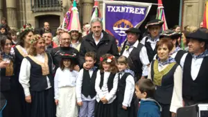 El Ayuntamiento de Pamplona recibe a la comitiva de la Chantrea el 'Día del Barrio de la Txantrea'