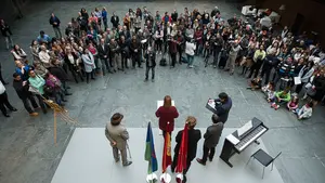 El pueblo gitano celebra su día internacional visitando el Parlamento