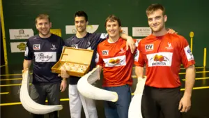 Los cuatro finalistas del Sagardoaren txapelketa eligen material en Galarreta