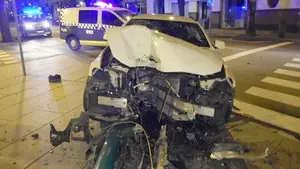 Choca contra un semáforo de Pamplona y triplica la tasa de alcohol