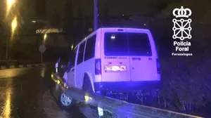 Un policía foral de paisano da aviso de que un conductor circula borracho por la ronda de Pamplona