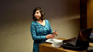 Laura Pérez utilizó su voto parlamentario para tratar de mantenerse en unas listas de contratación