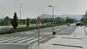 Supera en más del doble la velocidad permitida y conduce a 90 km/h en Sarriguren