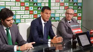 El técnico uruguayo Poyet, indignado tras perder el derbi sevillano: "Una decisión perdió el partido"