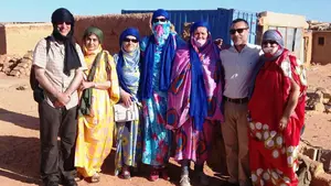 Parlamentarias navarras bajo velos en su visita a los campamentos de Tinduf en el S&aacute;hara