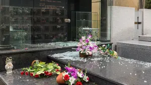 Roban en el cementerio de Pamplona 50 crucifijos y objetos met&aacute;licos de las tumbas 