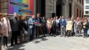 Concentraci&oacute;n frente al Parlamento de Navarra por el D&iacute;a contra la Homofobia