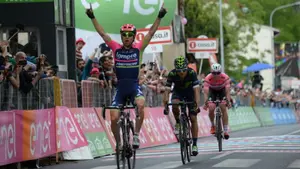 Ulissi logra el doblete y Jungels refuerza la 'maglia' rosa