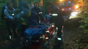 Los bomberos auxilian a una peregrina que realizaba la etapa hasta Roncesvalles en silla de ruedas motorizada
