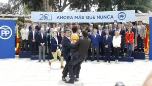 Un espontáneo irrumpe en el acto de Rajoy con sus candidatos al grito 'Sois la mafia'