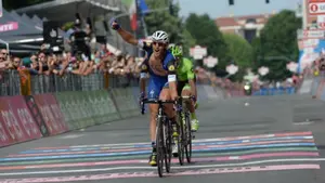 El italiano Trentin gana en Pinerolo, Kruijswijk sigue de rosa