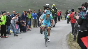 Nibali se luce en los Alpes, el colombiano Chaves nuevo maglia rosa