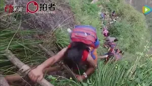 Estos niños tienen que escalar una pared rocosa de 800 metros para llegar hasta su escuela en China