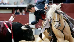 Sergio Galán abre la Puerta Grande en una tarde de poco público en Las Ventas