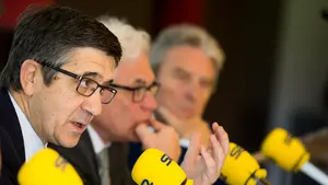 Un cólico nefrítico pone fin de forma repentina a la charla de Patxi López en Pamplona