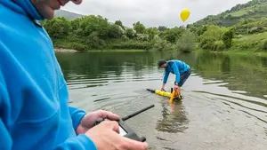 Un vehículo subacuático se sumerge cien metros para analizar el fondo del embalse de Eugi