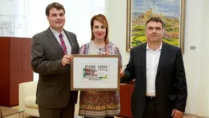 El cupón de la ONCE con la fachada del Parlamento entregado a Aznárez tiene la bandera europea