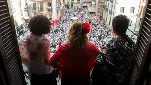 La &oacute;pera toma las calles de Pamplona y resuena en una abarrotada plaza del Ayuntamiento