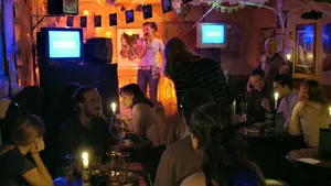 Un policía entra en un bar a apaciguar una pelea y acaba dándolo todo en el karaoke