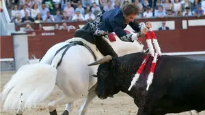 Leonardo Hern&aacute;ndez repite puerta grande y Hermoso de Mendoza se fue de vac&iacute;o