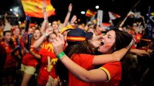 Un grupo de radicales ataca a dos chicas en Barcelona por llevar la camiseta de 'La Roja'