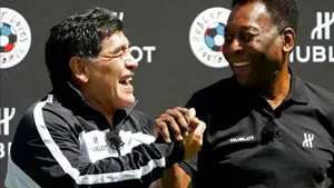 Maradona y Pelé se abrazan en París y son cazados criticando a Messi