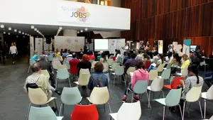 Danny Im&iacute;coz, organizador de Navarra Jobs, ofrece una conferencia sobre emprendimiento 