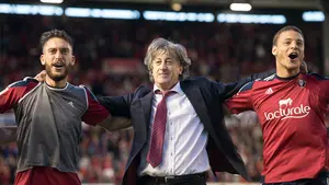La plantilla de Osasuna celebra con la afición la victoria ante el Girona en El Sadar