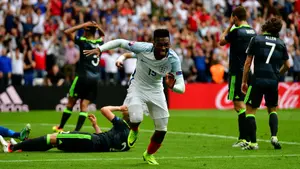 Un gol de Daniel Sturridge revitaliza a Inglaterra ante Gales (2-1)