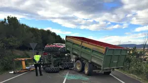 Un herido y la carretera cortada en ambos sentidos tras volcar un tractor en Olite