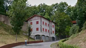 El Ayuntamiento de Pamplona consuma la cesión del chalé de Caparroso a los okupas de la calle Compañía