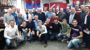Txomin Nagore y Pep&iacute;n reciben la insignia de oro de Osasuna veteranos