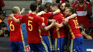 España gana fácil a Turquía con otra exhibición de Iniesta y se clasifica para octavos de final