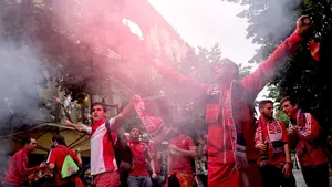 Nos adentramos en el "infierno rojillo": la hinchada de Osasuna se hace sentir en Girona
