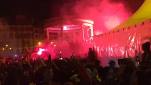 Los jugadores de Osasuna llegan a la Plaza del Castillo a las 5 de la madrugada
